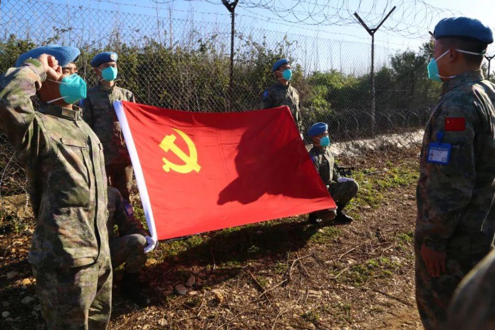 老人清晨误入高速公路冻得瑟瑟发抖，交警及时发现送他回家